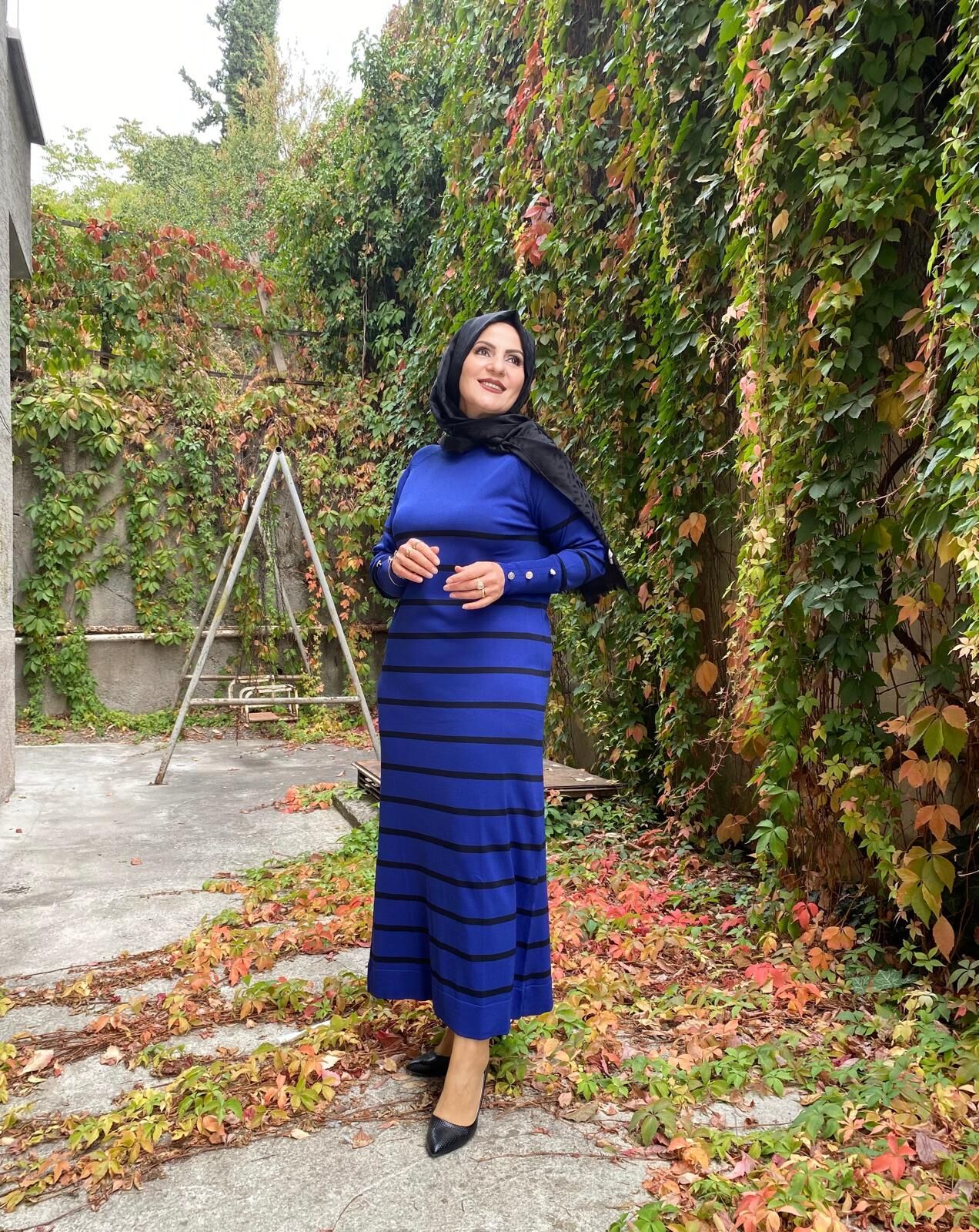 KOLLARI DÜĞMELİ TRİKO ELBİSE