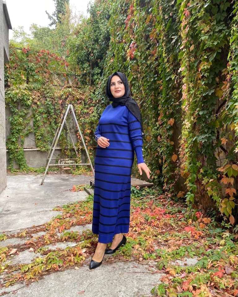 KOLLARI DÜĞMELİ TRİKO ELBİSE