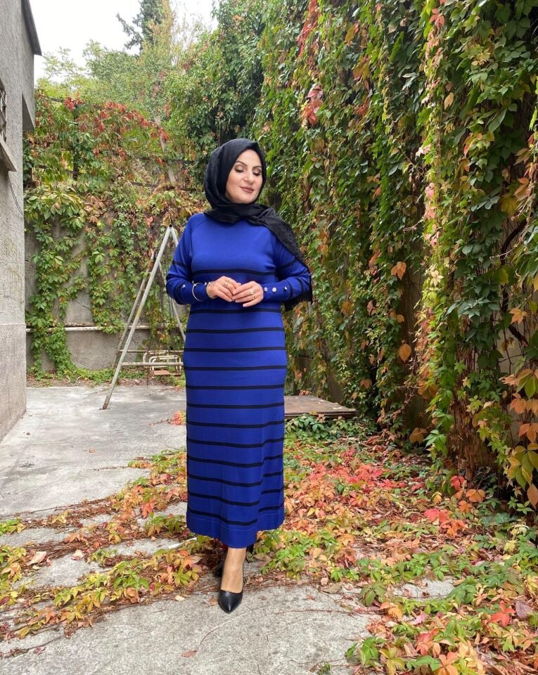 KOLLARI DÜĞMELİ TRİKO ELBİSE