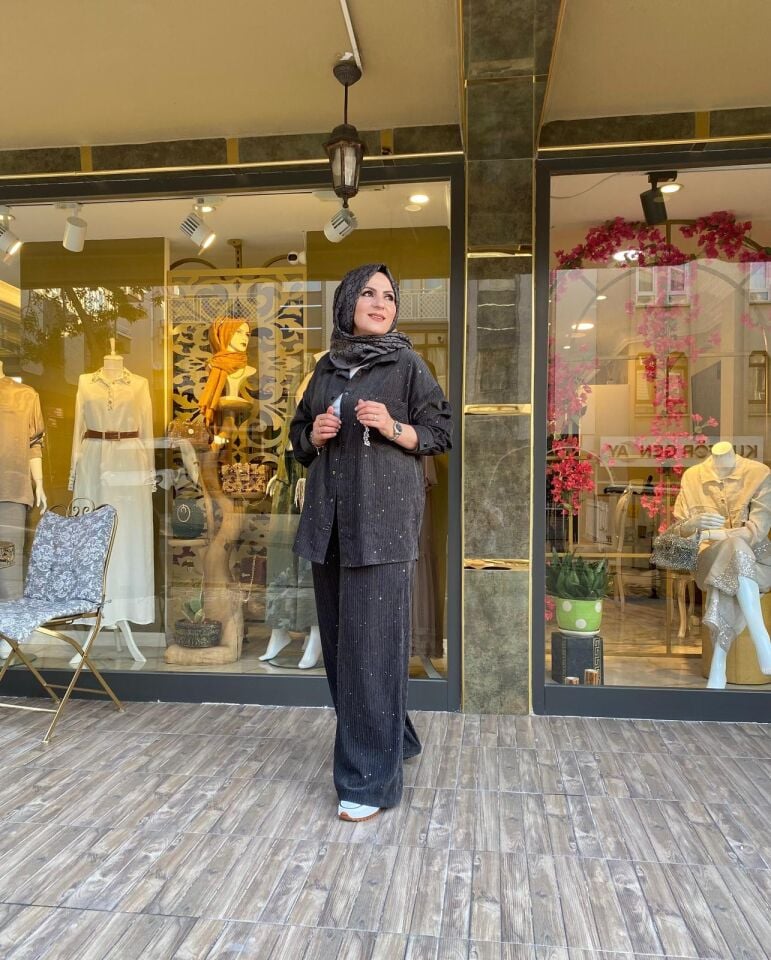 TEK CEPLİ VE İŞLEMELİ QUEEN GÖMLEK