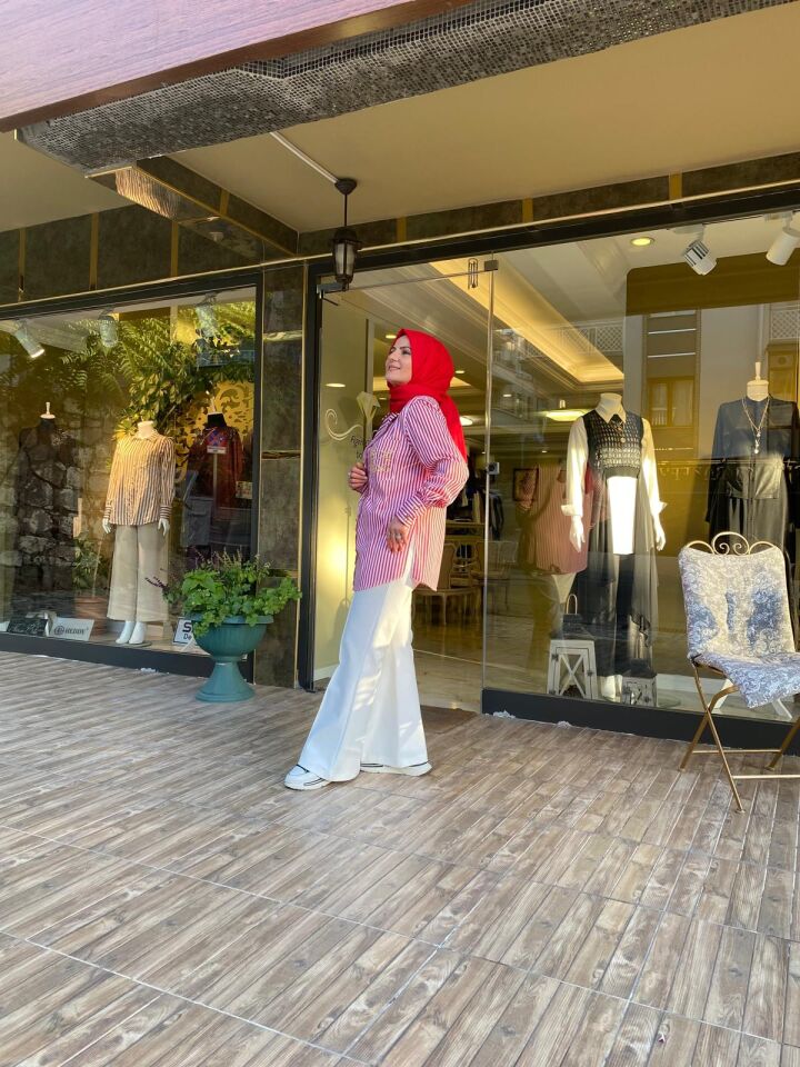 KIRMIZI ÇİZGİLİ GÖMLEK