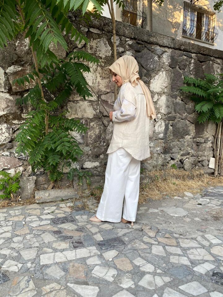 İŞLEMELİ GÖMLEK