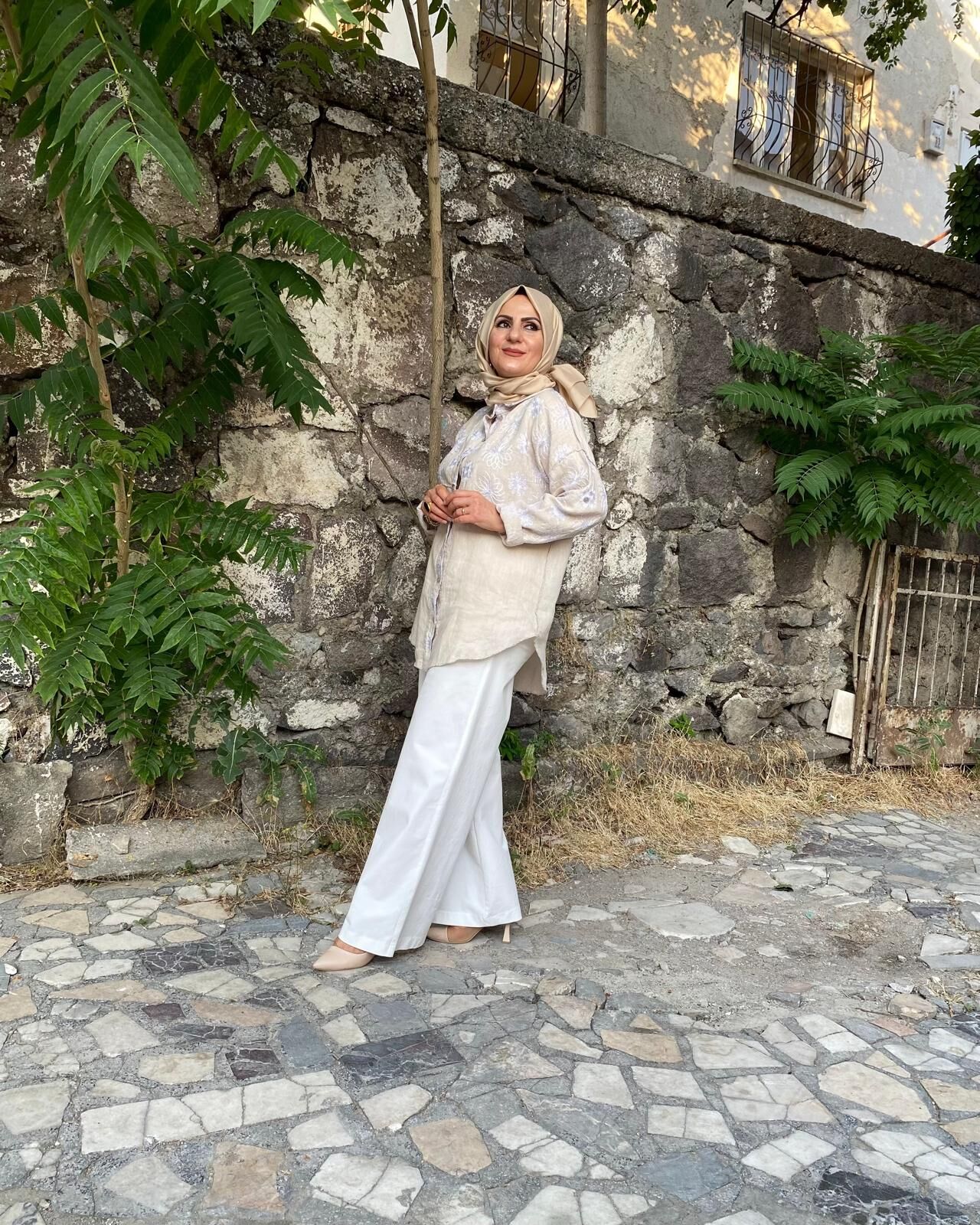 İŞLEMELİ GÖMLEK